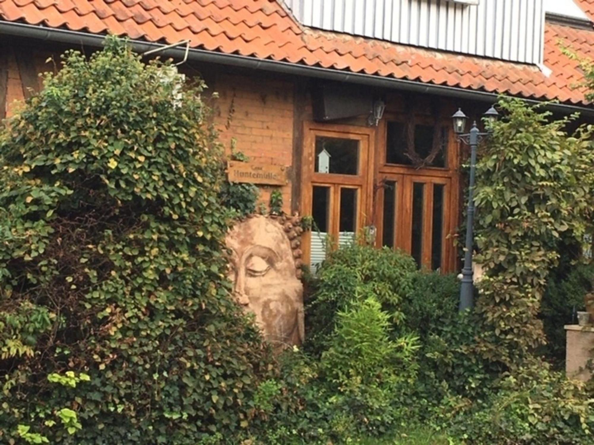 Grosse Hobbithoehle Mit Gemeinschaftsgarten Neustadt am Rübenberge Buitenkant foto